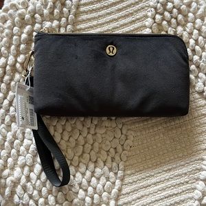 🖤 NWT lululemon Curved Wristlet *Velour wallet 🖤